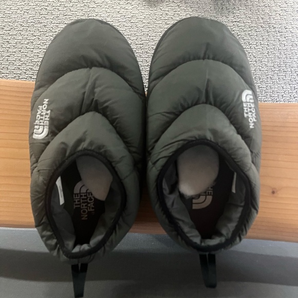 Never worn new North Face Slippers women's size 9-9.5 or Medium or mens 7-7.5 - Picture 2 of 5